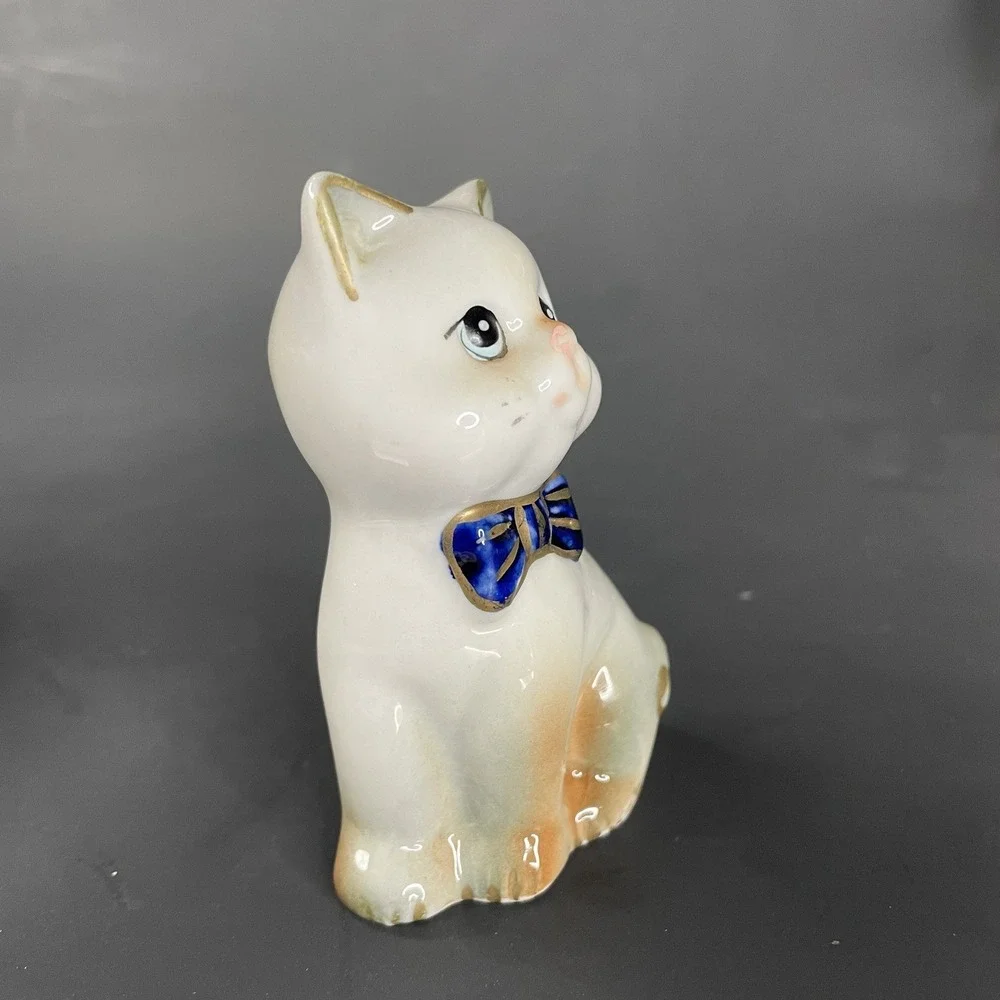 Vintage Sitting Cat Figurine Wearing Bow White and Brown‎ 3 1/4